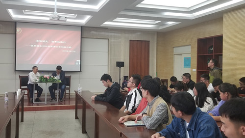 与员工互动.jpg